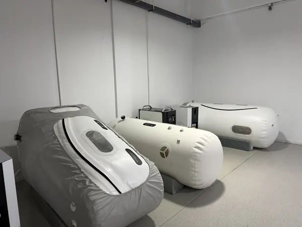 Soft hyperbaric chambers on the SkelundTech factory floor